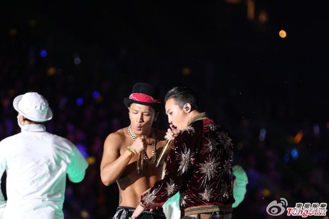 Video: Taeyang, G-Dragon cởi áo, khuấy động MAMA - 1