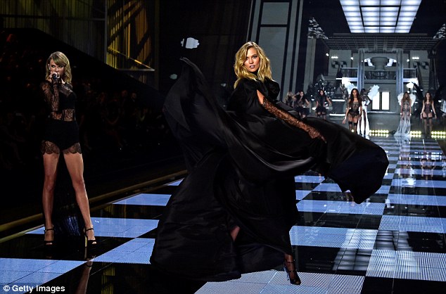 Taylor Swift "hớp hồn" khán giả cùng dàn thiên thần nội y - 17