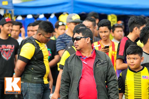 CĐV xếp hàng mua vé xem Malaysia quyết đấu Việt Nam - 2