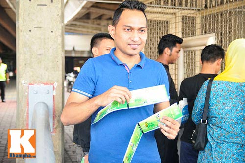 CĐV xếp hàng mua vé xem Malaysia quyết đấu Việt Nam - 4