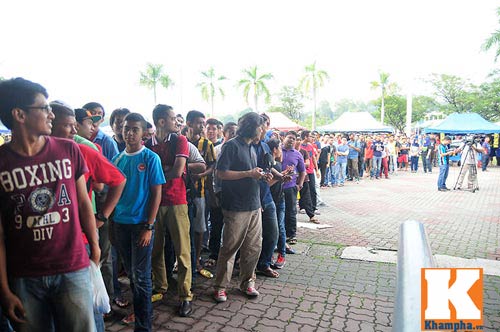 CĐV xếp hàng mua vé xem Malaysia quyết đấu Việt Nam - 5