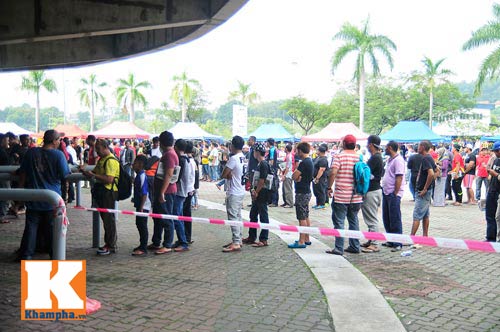CĐV xếp hàng mua vé xem Malaysia quyết đấu Việt Nam - 7