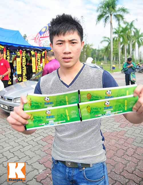 CĐV xếp hàng mua vé xem Malaysia quyết đấu Việt Nam - 9