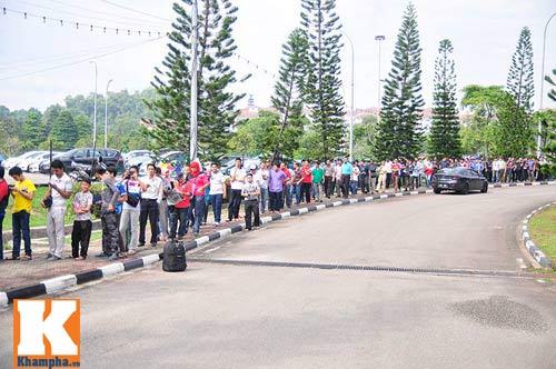 CĐV xếp hàng mua vé xem Malaysia quyết đấu Việt Nam - 11