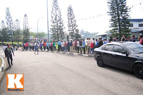 CĐV xếp hàng mua vé xem Malaysia quyết đấu Việt Nam - 12