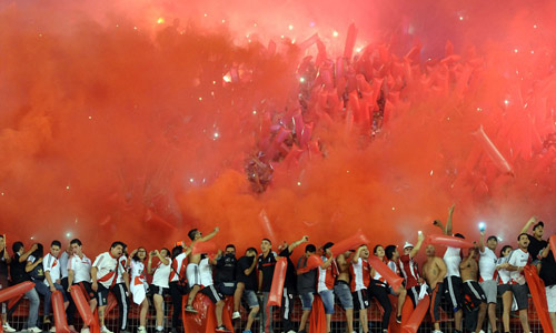 Mê bóng đá, fan nữ bị CĐV quá khích hành hung - 4