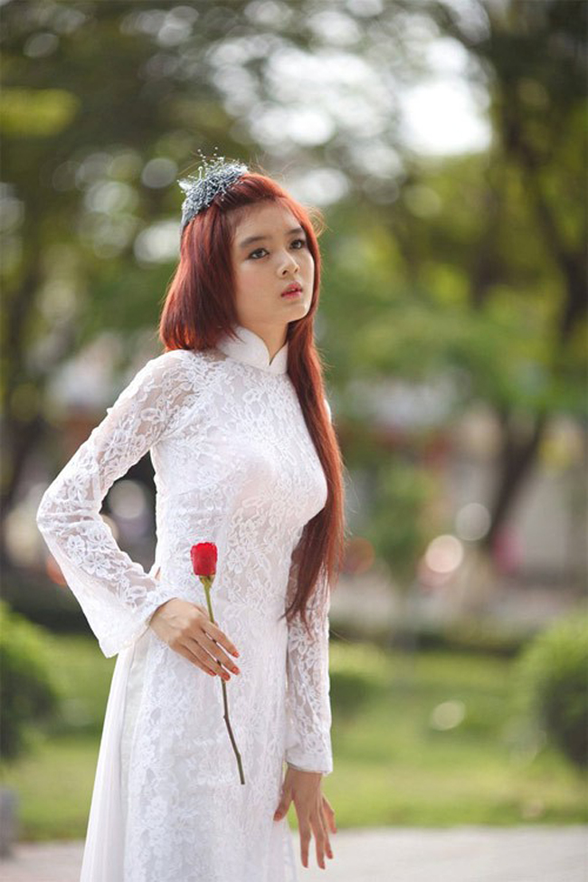 Lilly Luta sinh năm 1992 là cựu sinh viên khoa Tài chính Ngân hàng, Cao đẳng ITC TP.HCM và là một hotgirl Sài thành có tiếng.


