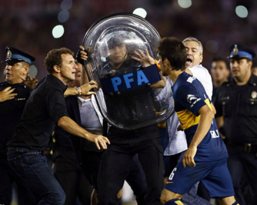 Mê bóng đá, fan nữ bị CĐV quá khích hành hung - 5