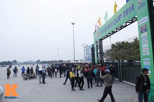 Chịu rét từ 4h sáng mua vé trận Việt Nam - Malaysia - 12