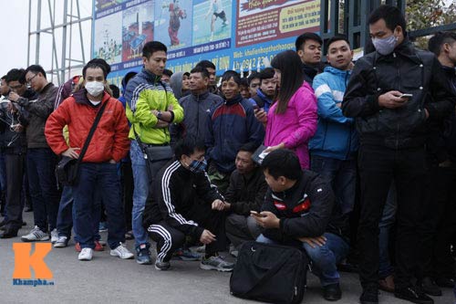 Chịu rét từ 4h sáng mua vé trận Việt Nam - Malaysia - 6