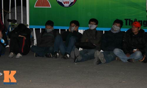 Chịu rét từ 4h sáng mua vé trận Việt Nam - Malaysia - 4