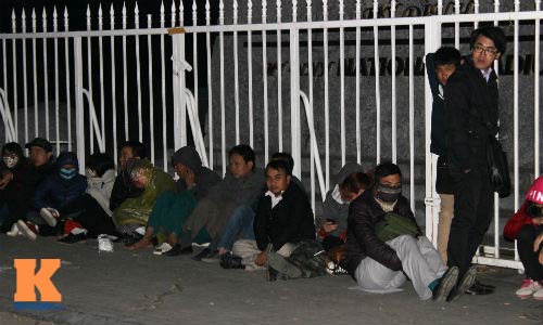 Chịu rét từ 4h sáng mua vé trận Việt Nam - Malaysia - 1