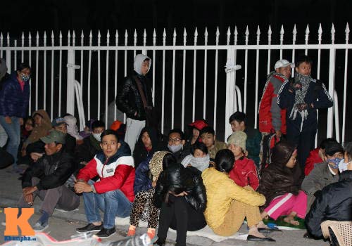 Chịu rét từ 4h sáng mua vé trận Việt Nam - Malaysia - 2