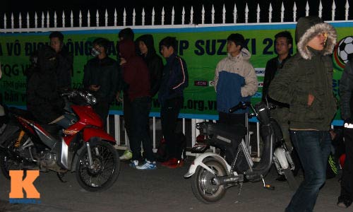 Chịu rét từ 4h sáng mua vé trận Việt Nam - Malaysia - 3