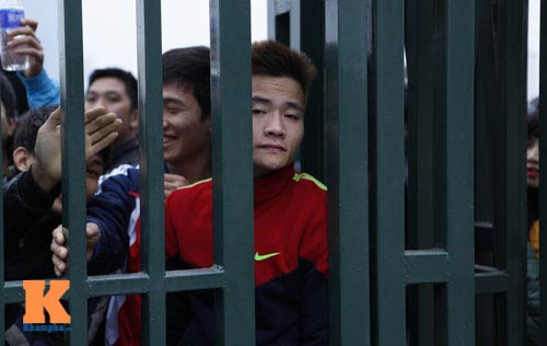 Chịu rét từ 4h sáng mua vé trận Việt Nam - Malaysia - 13