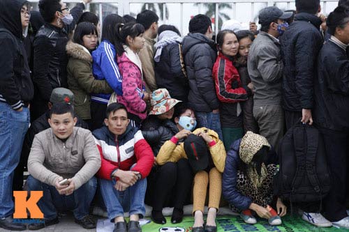 Chịu rét từ 4h sáng mua vé trận Việt Nam - Malaysia - 11