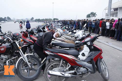 Chịu rét từ 4h sáng mua vé trận Việt Nam - Malaysia - 9