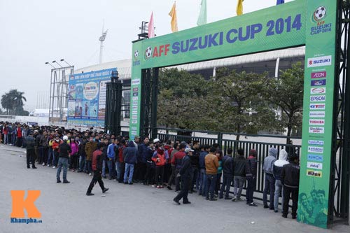 Chịu rét từ 4h sáng mua vé trận Việt Nam - Malaysia - 8