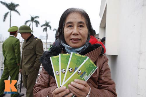 Chịu rét từ 4h sáng mua vé trận Việt Nam - Malaysia - 11