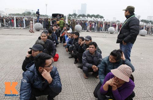 Chịu rét từ 4h sáng mua vé trận Việt Nam - Malaysia - 7