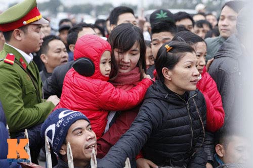 Chịu rét từ 4h sáng mua vé trận Việt Nam - Malaysia - 4