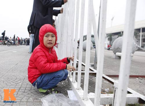 Chịu rét từ 4h sáng mua vé trận Việt Nam - Malaysia - 8