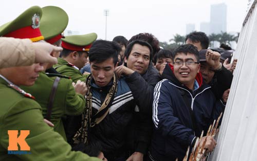 Chịu rét từ 4h sáng mua vé trận Việt Nam - Malaysia - 2