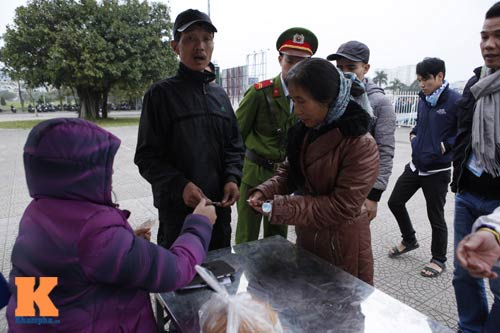 Chịu rét từ 4h sáng mua vé trận Việt Nam - Malaysia - 9