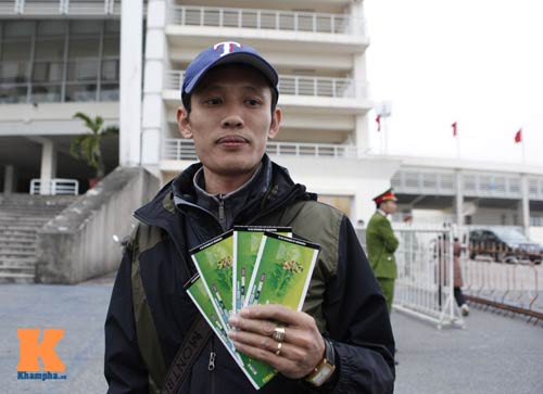 Chịu rét từ 4h sáng mua vé trận Việt Nam - Malaysia - 10