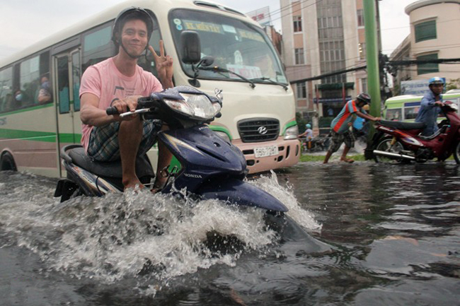 Nước ngập lo gì, chụp kiểu ảnh đã
