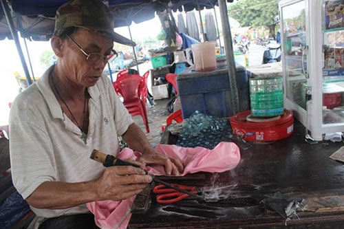 “Lão gàn” 32 năm sống vỉa hè, làm nghề vá áo mưa - 1