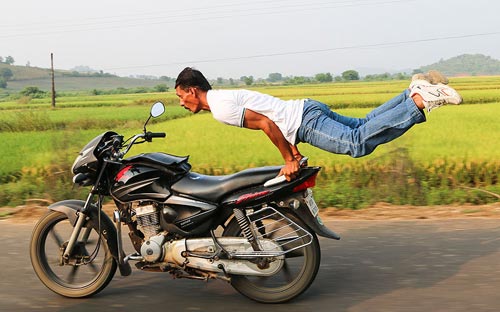 Ảnh ấn tượng: Tập yoga trên xe máy chạy tốc độ cao - 1