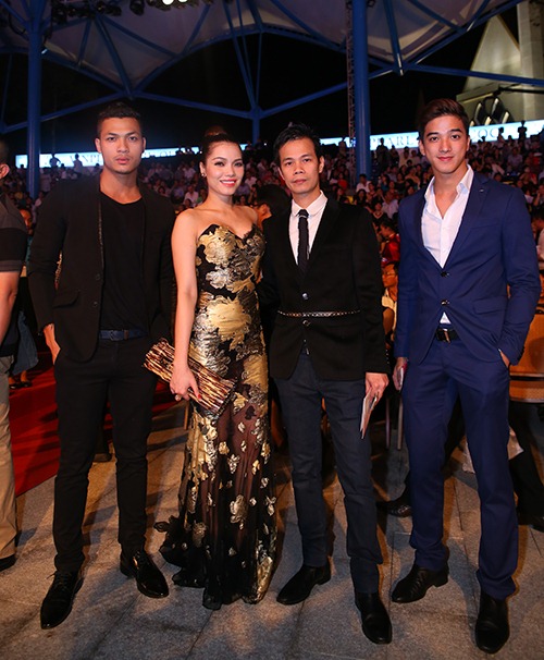 Quách An An khoe đường cong gợi cảm đi xem Hoa hậu - 3