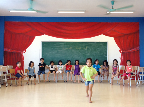 Mẫu nhí và nỗi lo “đốt cháy” tuổi thơ trên sàn diễn - 2
