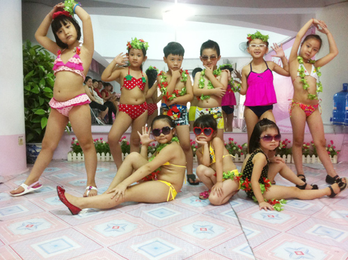Mẫu nhí và nỗi lo “đốt cháy” tuổi thơ trên sàn diễn - 3