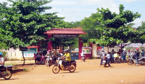 Hủy hoại tài sản phóng viên, một nhân viên trường học bị bắt - 2