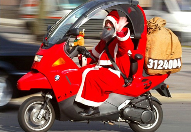 Chỉ còn một vài ngày nữa là đến Giáng Sinh, ông già Noel đã xuất hiện trên một chiếc xe máy bá đạo. Chiếc xe đầy màu sắc là sự kết hợp hoàn hảo giữa chiếc xe scooter và chiếc xe đạp địa hình. Hãy cùng xem hình ảnh về chiếc xe máy độc đáo này và ngập tràn không khí Giáng Sinh.