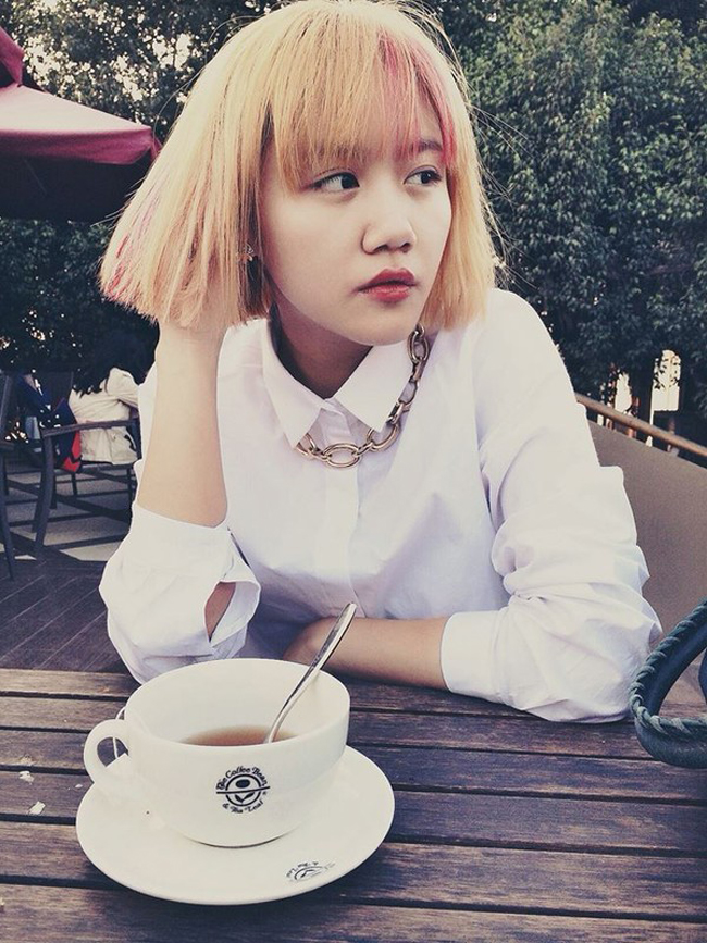 Văn Mai Hương trẻ trung tuổi 20 với gương mặt trang điểm nhẹ, mái tóc vàng nổi loạn
