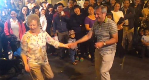 Cặp vợ chồng Tây U70 nhảy mê mải trên phố đêm Hà Nội - 1