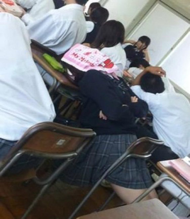 Cả lớp cứ việc học, riêng em ngủ
