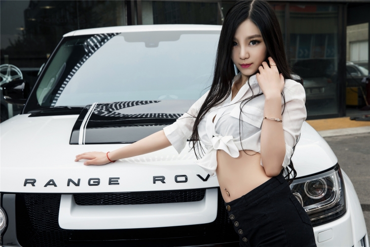 Girl Xinh Diện Váy Ngắn, Áo Cộc Sexy Bên Range Rover