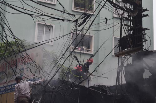 Hà Nội: Cột điện cháy, lửa thiêu rụi cả nhà dân - 6