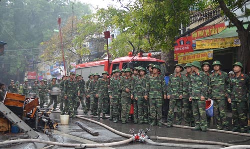 Hà Nội: Cột điện cháy, lửa thiêu rụi cả nhà dân - 7
