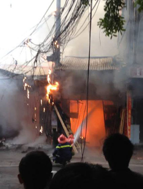 Hà Nội: Cột điện cháy, lửa thiêu rụi cả nhà dân - 1