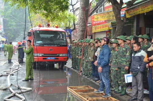 Hà Nội: Cột điện cháy, lửa thiêu rụi cả nhà dân - 3