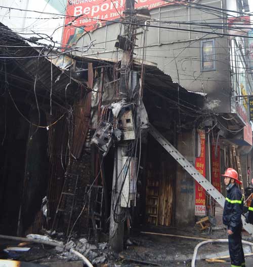 Hà Nội: Cột điện cháy, lửa thiêu rụi cả nhà dân - 10