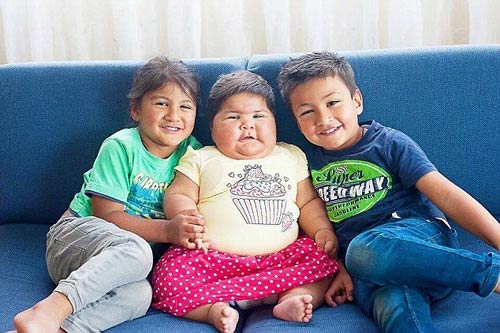 Kinh ngạc em bé 10 tháng tuổi lớn bằng trẻ lên 5 - 1