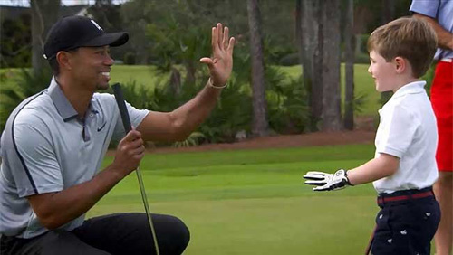 Golf thủ 3 tuổi cụt tay được chơi cùng Tiger Woods - 1