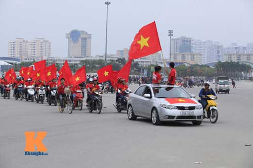 Cái bắt tay thắm tình của CĐV Malaysia - Việt Nam - 8