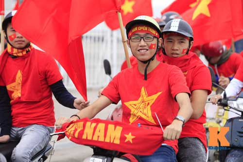 Cái bắt tay thắm tình của CĐV Malaysia - Việt Nam - 13